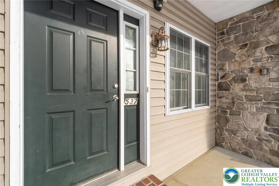 537 Kemmerer Lane Allentown, PA 18104 - Photo 3 of 39