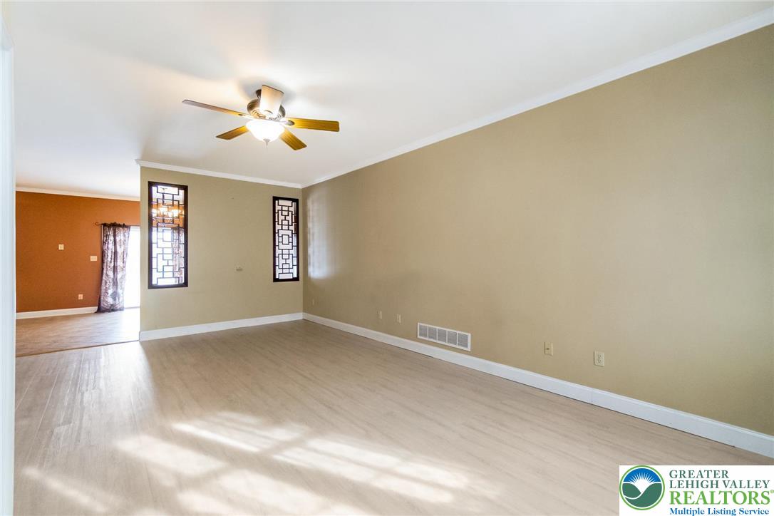 537 Kemmerer Lane Allentown, PA 18104 - Photo 4 of 39