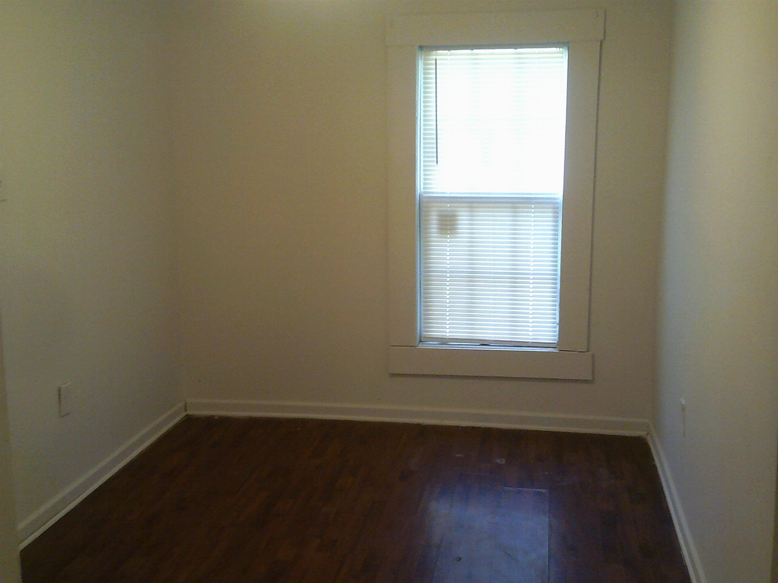 783 Nonconnah Road Memphis, TN 38109 - Photo 6 of 11 an empty room with a window