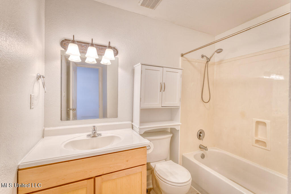 3230 Cumberland Road, Unit 6 Ocean Springs, MS 39564 - Photo 15 of 27 UPSTAIRS BATH