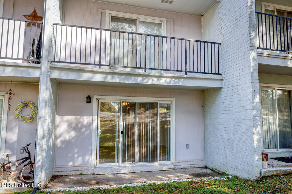 3230 Cumberland Road, Unit 6 Ocean Springs, MS 39564 - Photo 17 of 27 PRIMARY BALCONY AND PATIO BELOW