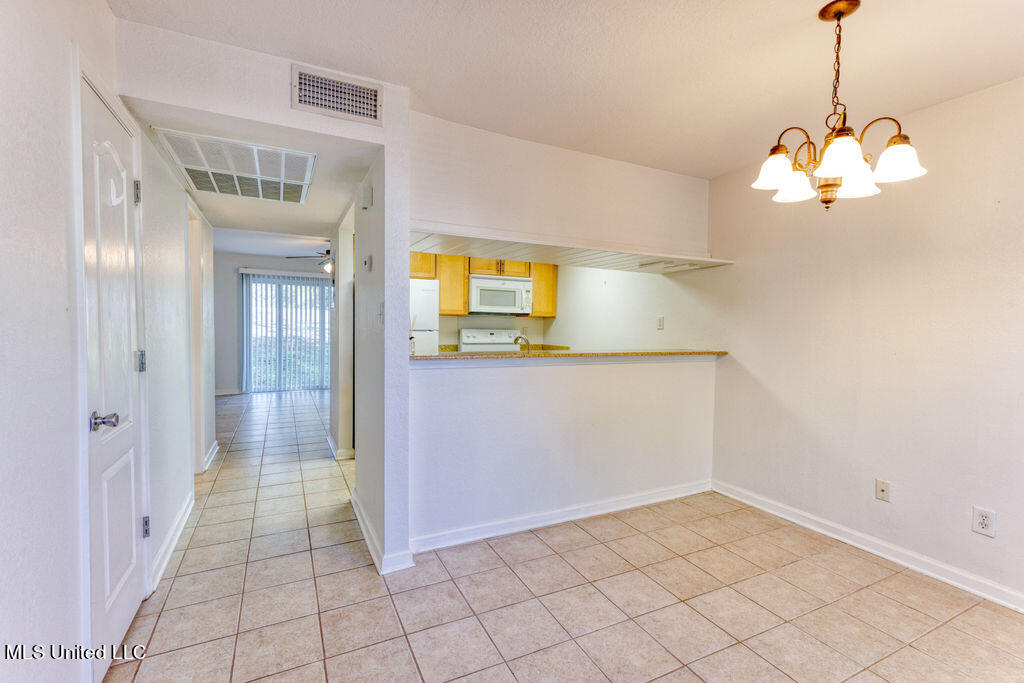 3230 Cumberland Road, Unit 6 Ocean Springs, MS 39564 - Photo 3 of 27 DINING LOOKING INTO KITCHIN
