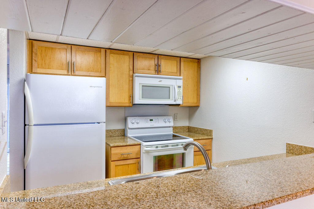 3230 Cumberland Road, Unit 6 Ocean Springs, MS 39564 - Photo 5 of 27 KITCHEN AND KITCHEN BAR