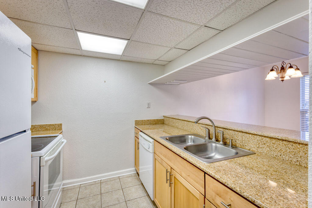 3230 Cumberland Road, Unit 6 Ocean Springs, MS 39564 - Photo 6 of 27 KITCHEN