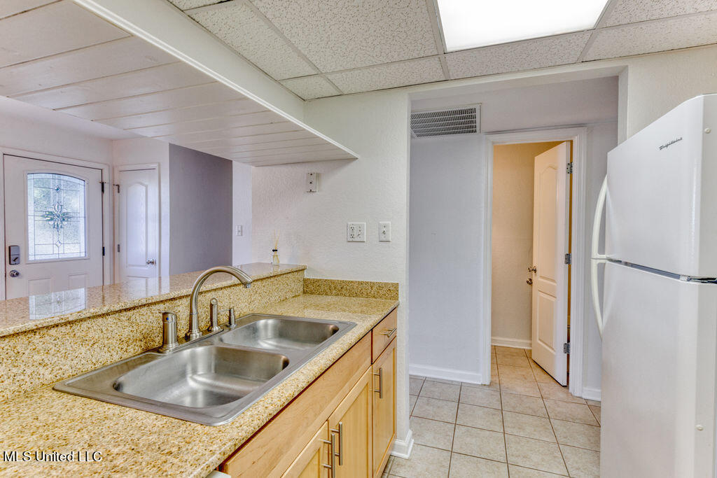 3230 Cumberland Road, Unit 6 Ocean Springs, MS 39564 - Photo 7 of 27 KITCHEN AND HALL BATH