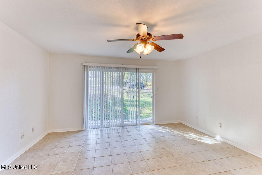 3230 Cumberland Road, Unit 6 Ocean Springs, MS 39564 - Photo 8 of 27 LIVING LOOKING ON TO LAWN