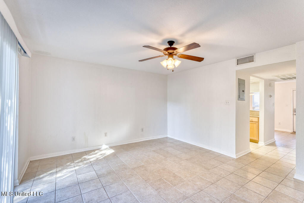 3230 Cumberland Road, Unit 6 Ocean Springs, MS 39564 - Photo 9 of 27 LIVING