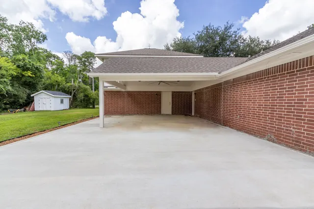 a view of an house with backyard and garden