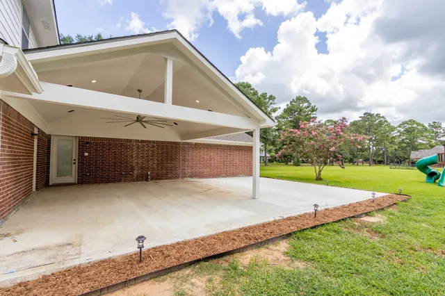 a view of a backyard