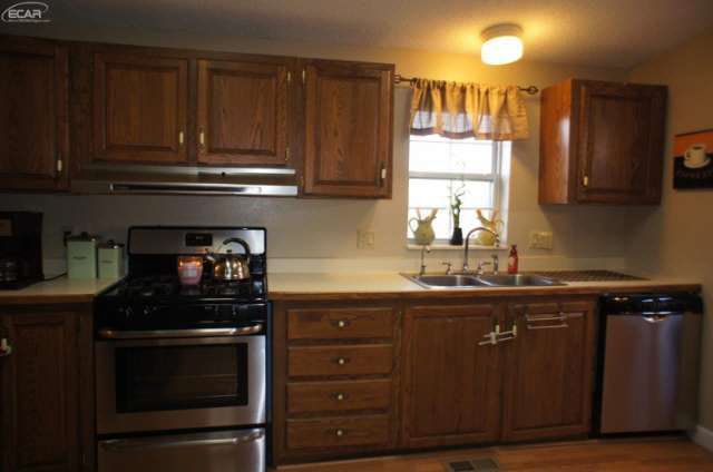 6048 Cook Road Swartz Creek, MI 48473 - Photo 6 of 17 21117468-5.JPG