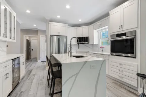 $995,000 | 401 Abbey Ridge Court, Fontana, WI 53125