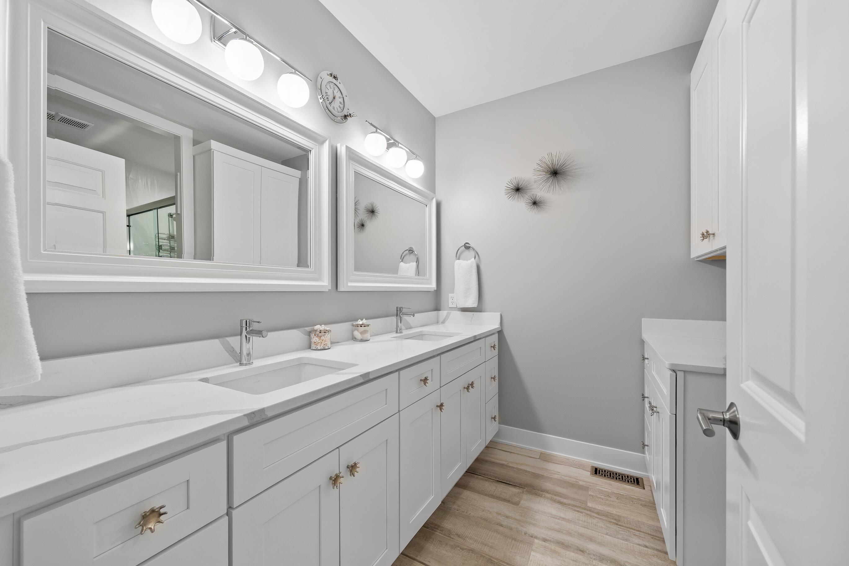 401 Abbey Ridge Court Fontana, WI 53125 - Photo 21 of 68 Primary Bathroom