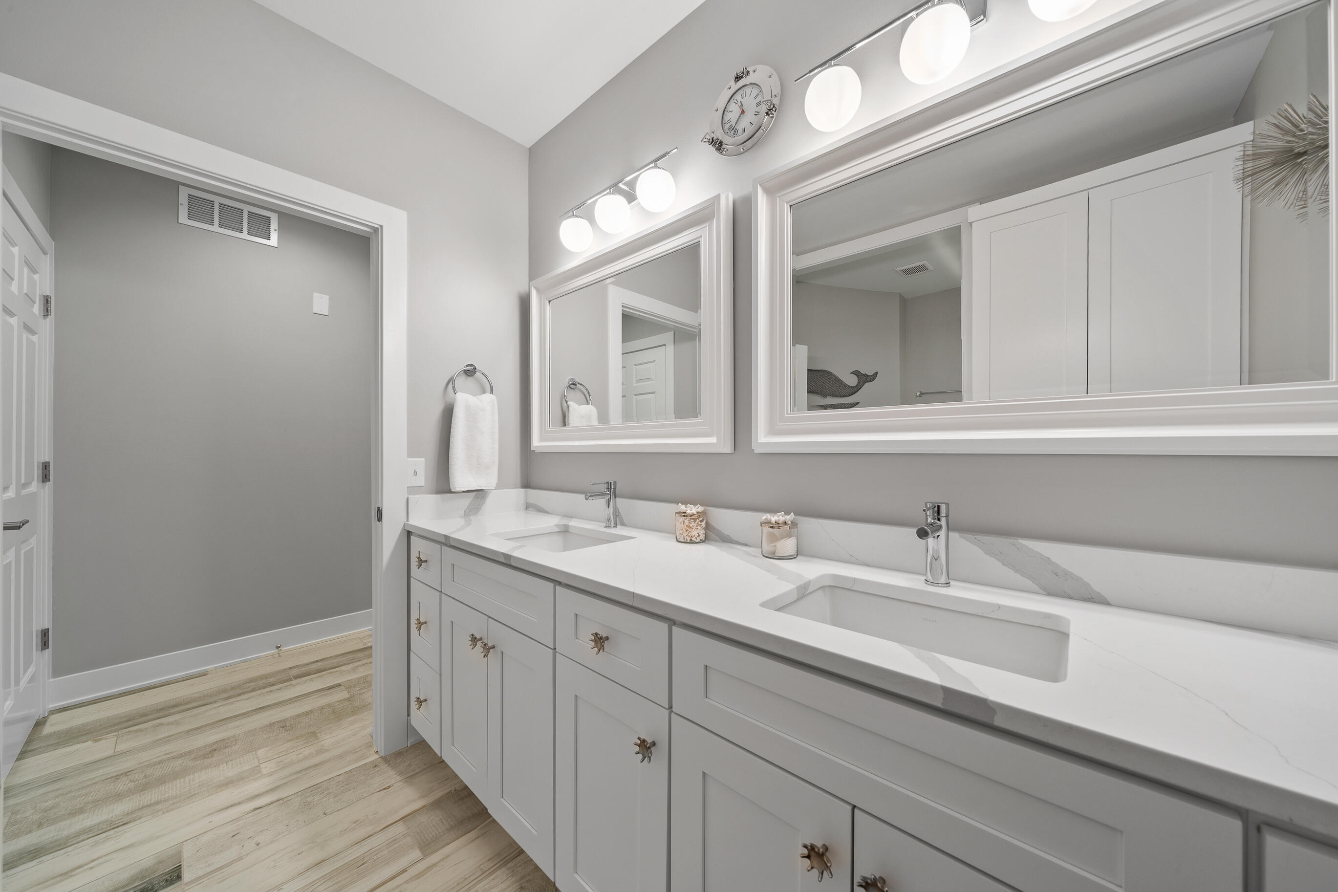 401 Abbey Ridge Court Fontana, WI 53125 - Photo 22 of 68 Primary Bathroom