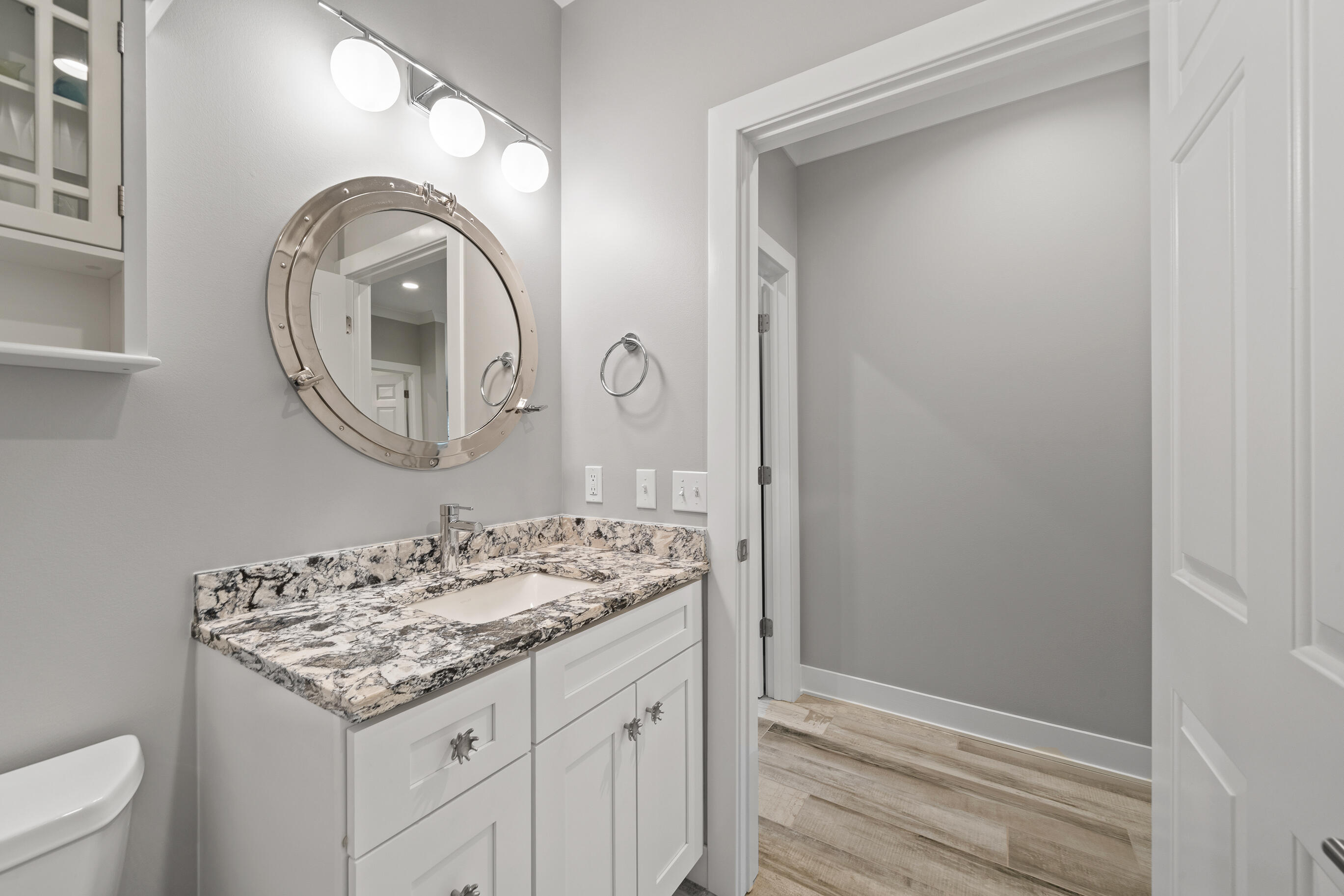 401 Abbey Ridge Court Fontana, WI 53125 - Photo 31 of 68 Full Bathroom