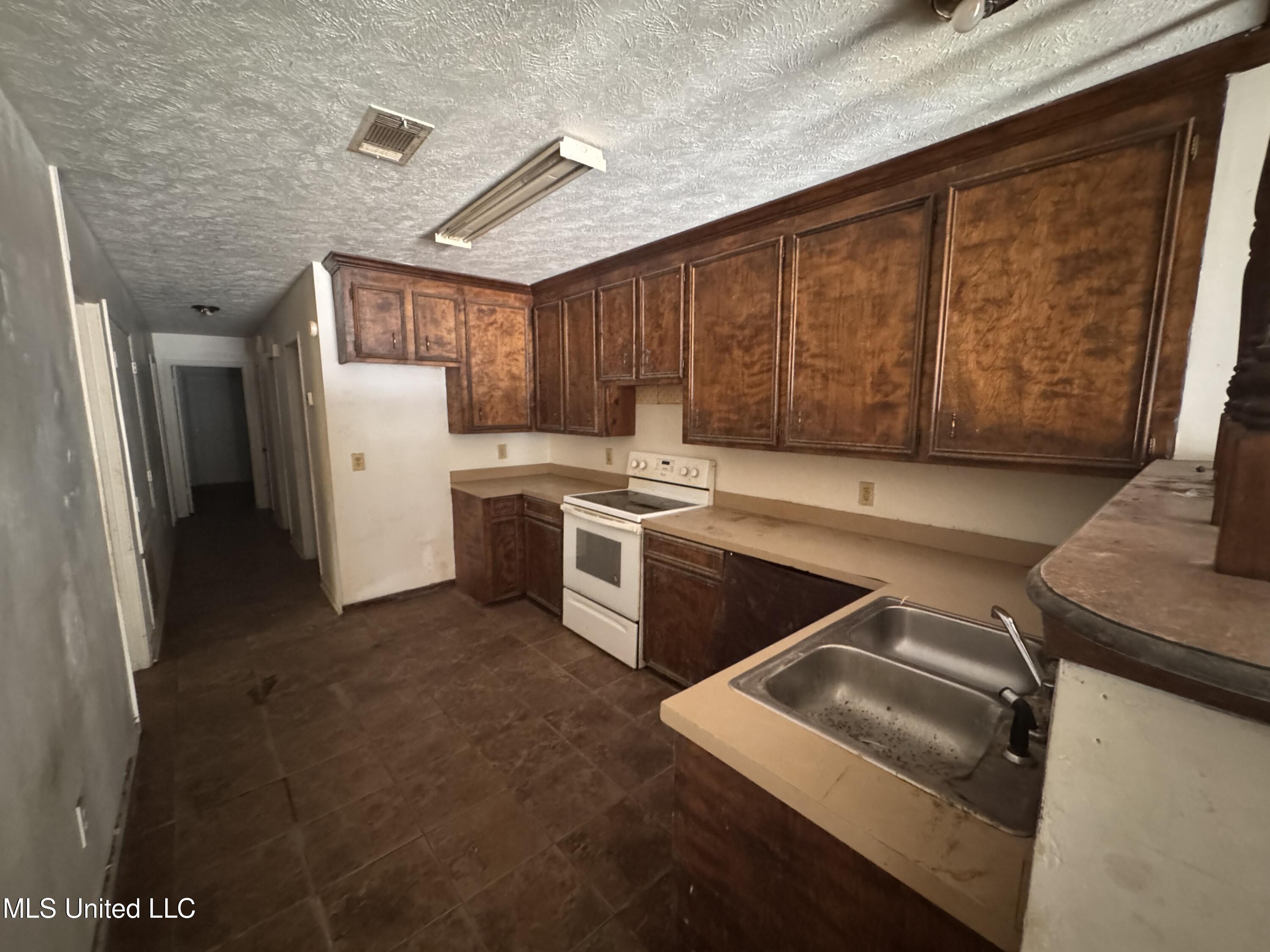 156 McCluer Road Jackson, MS 39212 - Photo 5 of 18 IMG_5190
