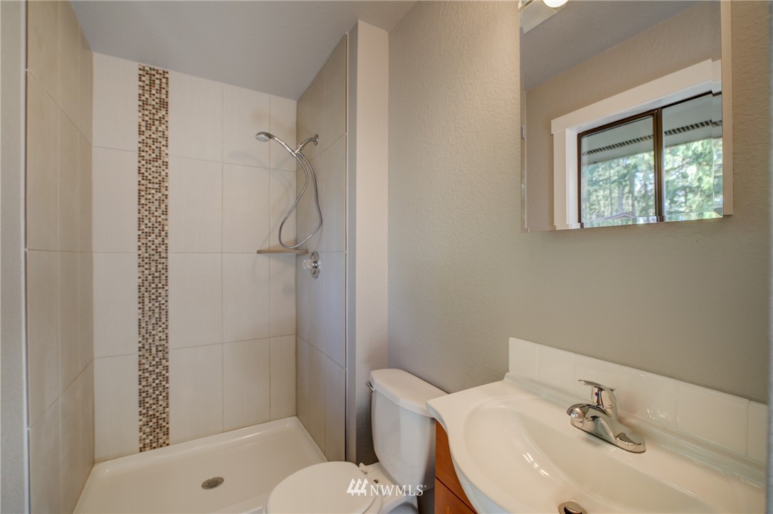 12819 Northeast 184th Court Bothell, WA 98011 - Photo 9 of 12 Gallery Image 9