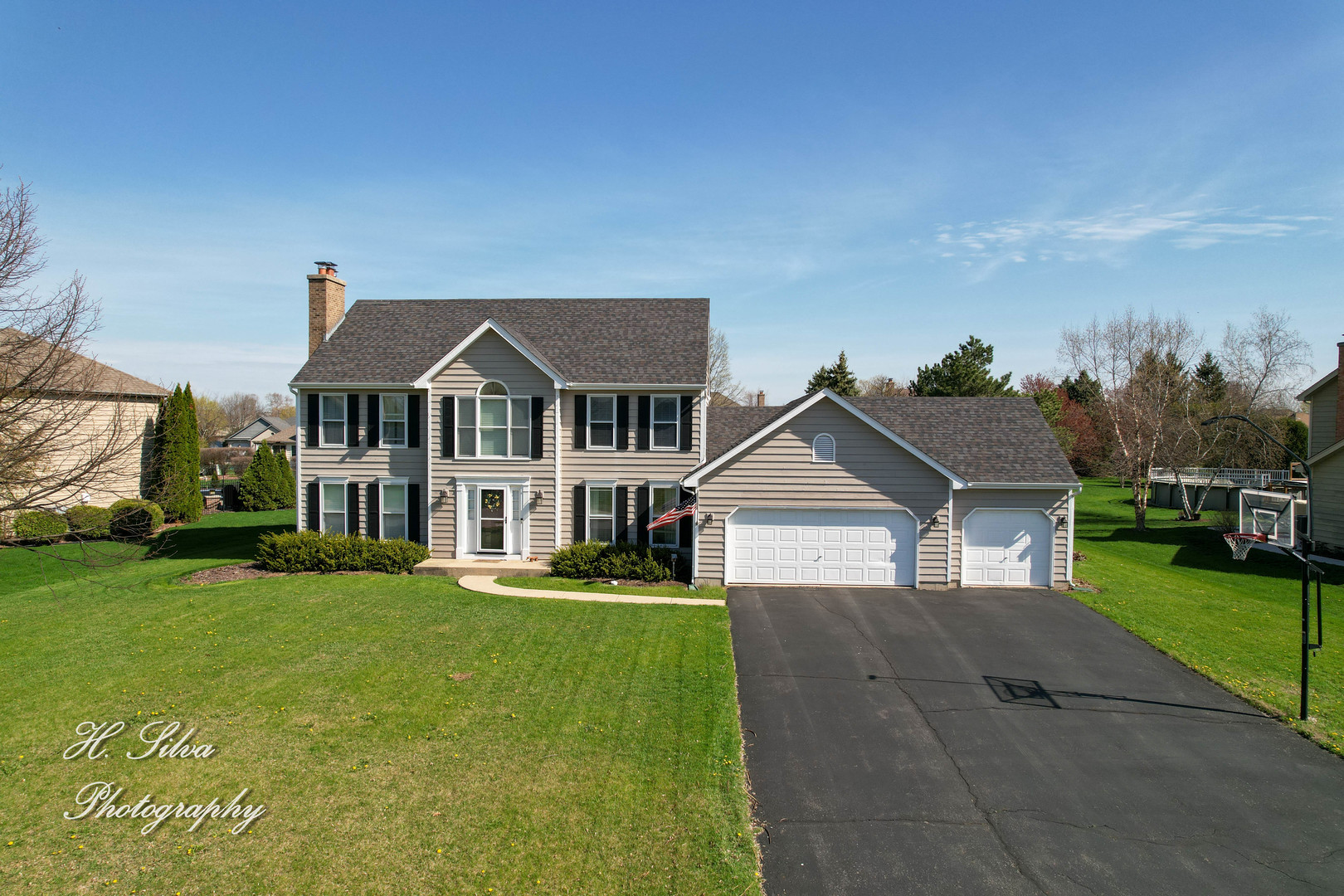a view of a yard in front of house