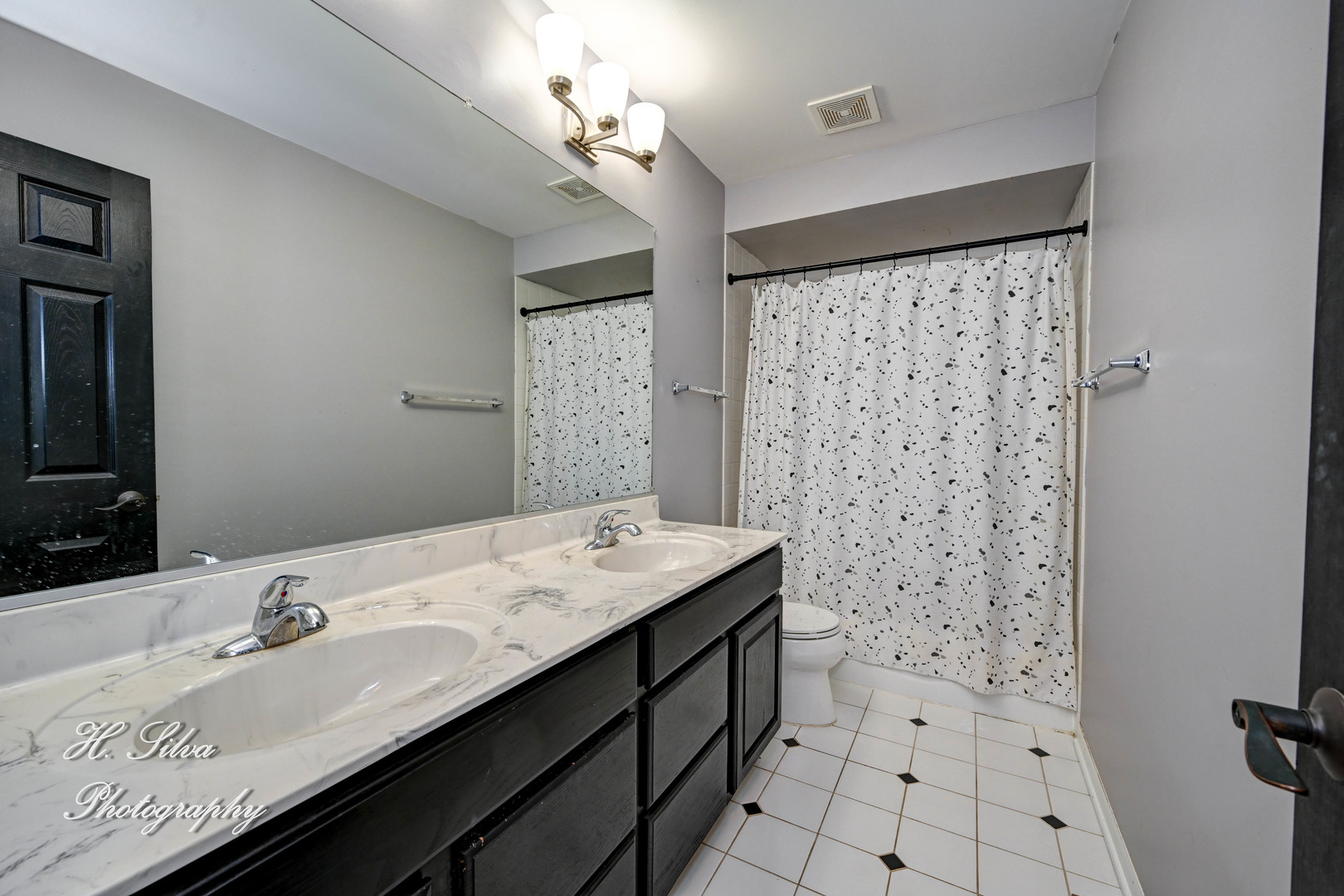 3670 Persimmon Drive Algonquin, IL 60102 - Photo 7 of 13 a bathroom with a sink a toilet a mirror and shower