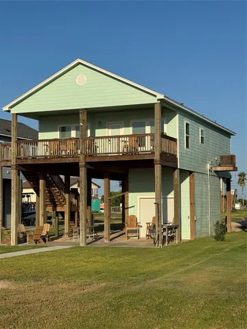 a view of a water fountain in front of a building