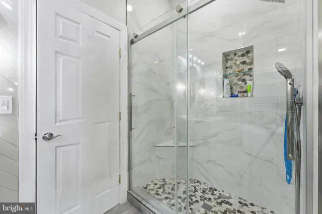 a en suite bathroom with a double vanity sink and a mirror
