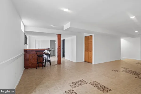 a view of livingroom with furniture