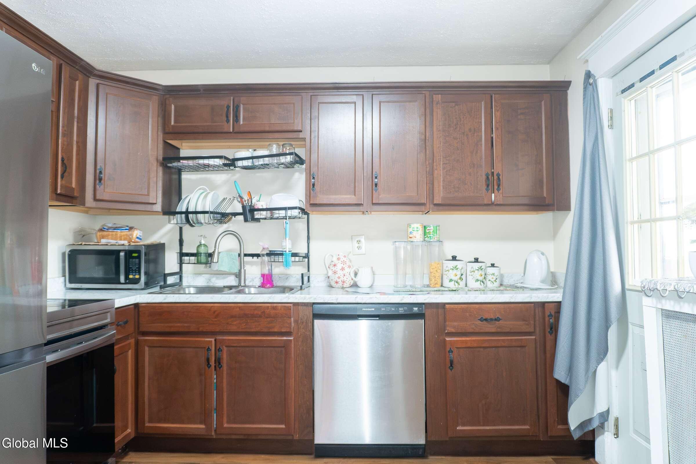 37 Chiswell Street Schenectady, NY 12304 - Photo 13 of 30 13