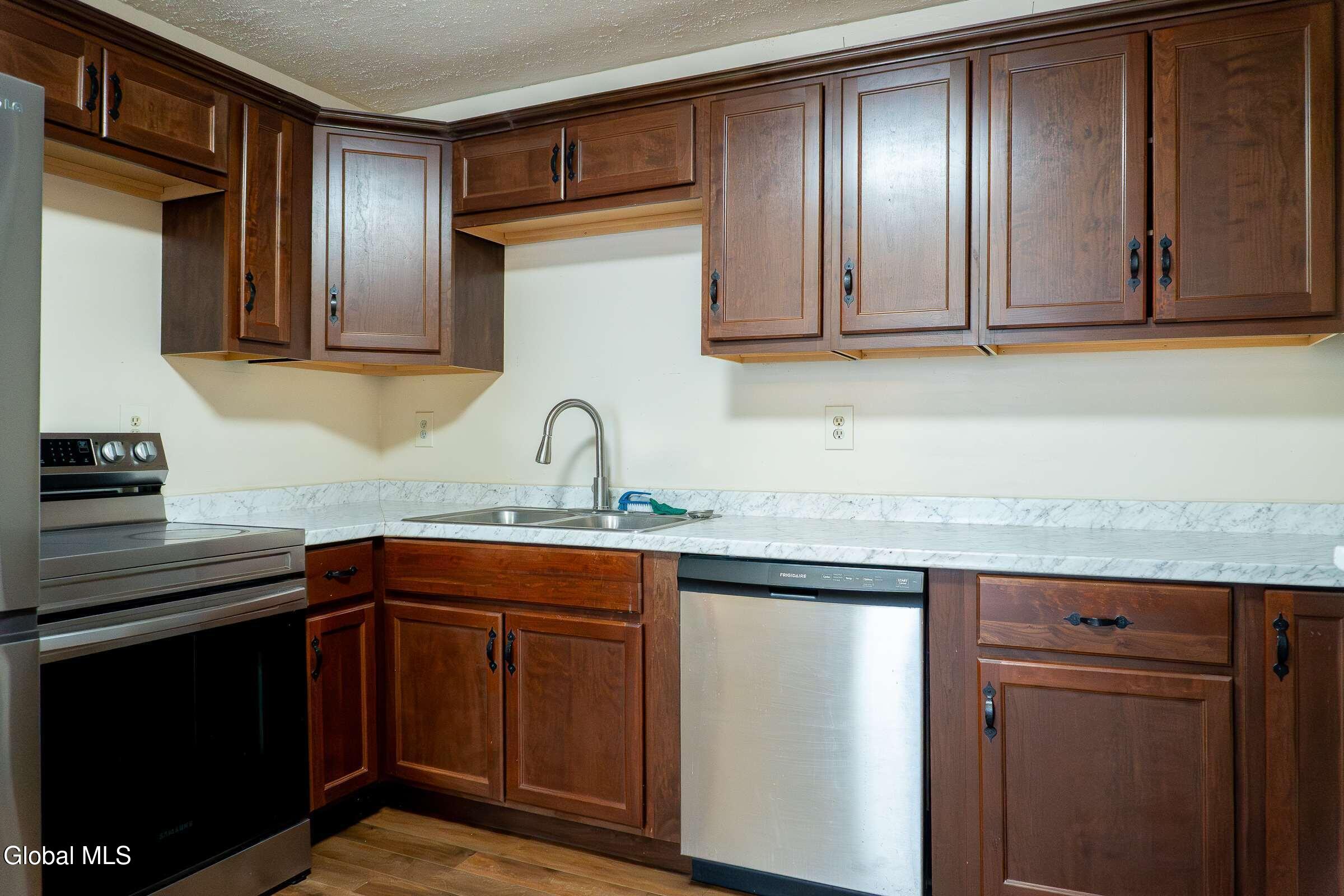 37 Chiswell Street Schenectady, NY 12304 - Photo 9 of 32 9