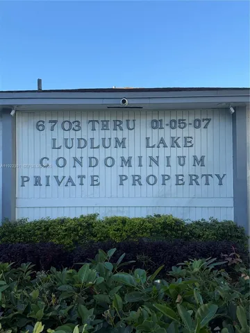 a view of a back yard