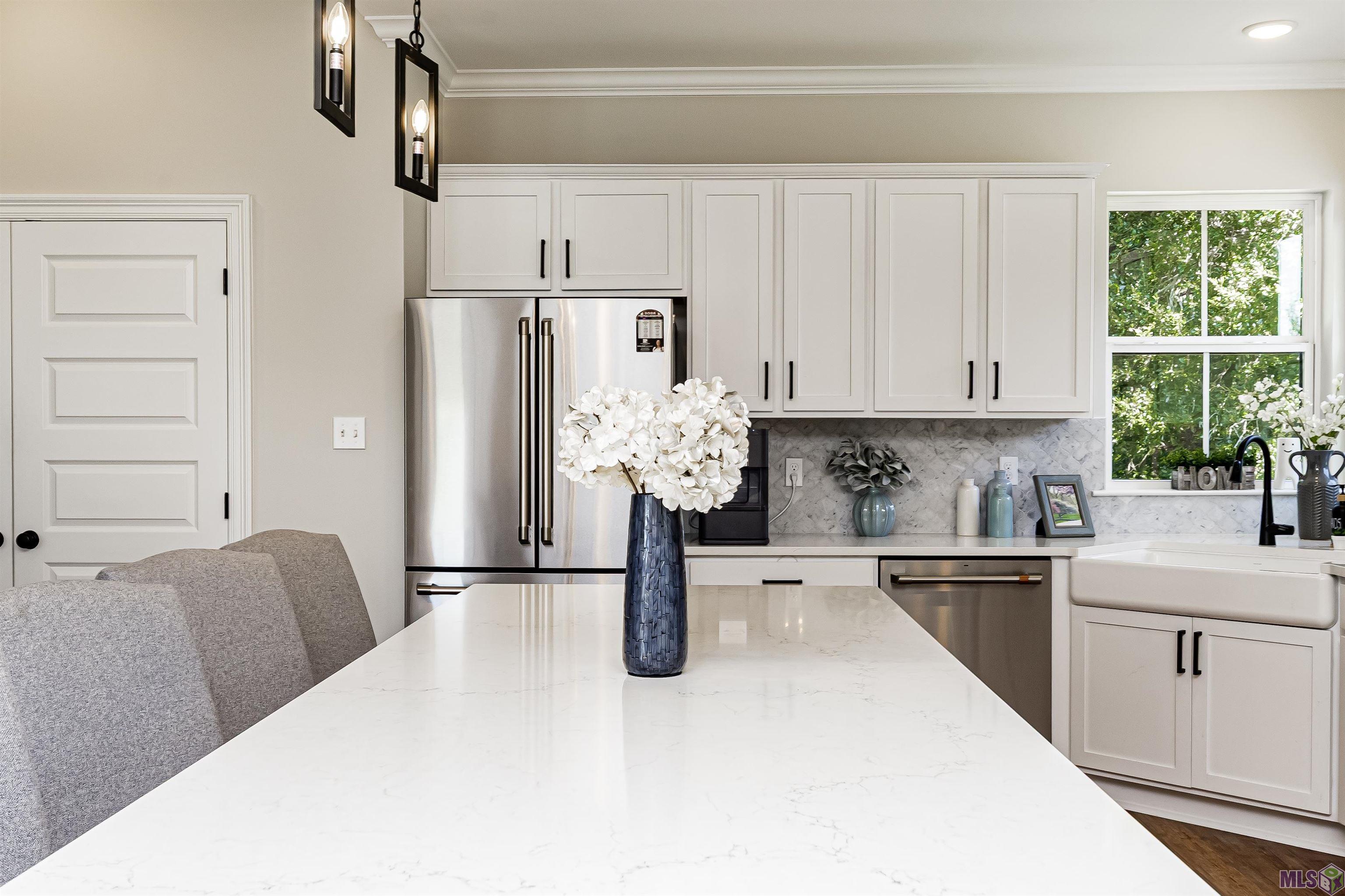 38327 Cornerview Road Gonzales, LA 70737 - Photo 14 of 43 Large Island with Bar Seating