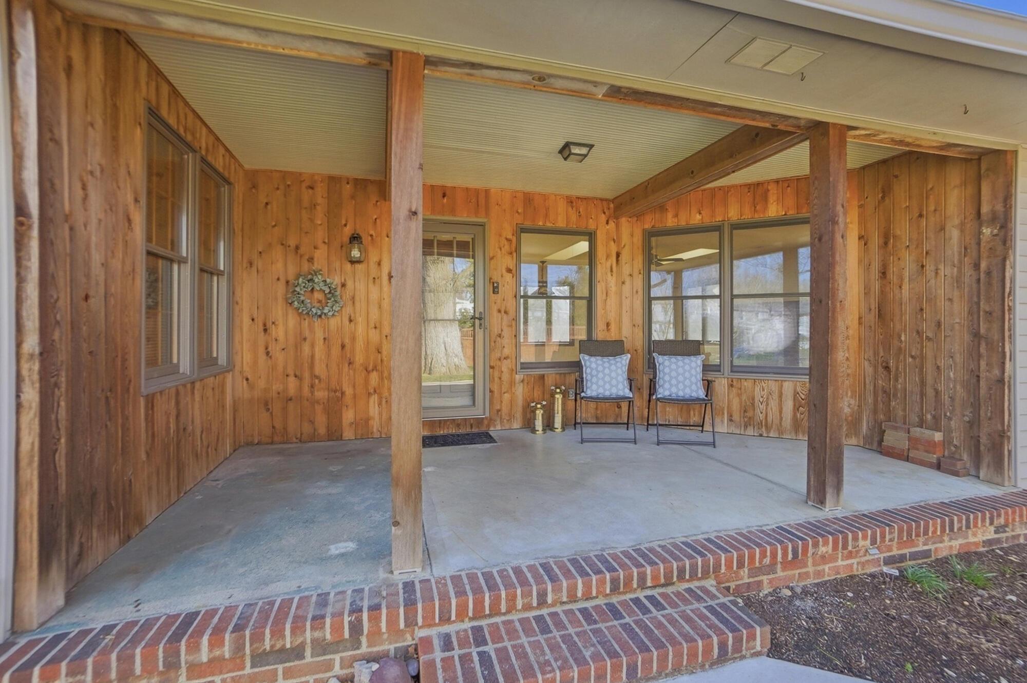 1627 Doone Road Upper Arlington, OH 43221 - Photo 7 of 37 Perfect for entertaining in the shade.
