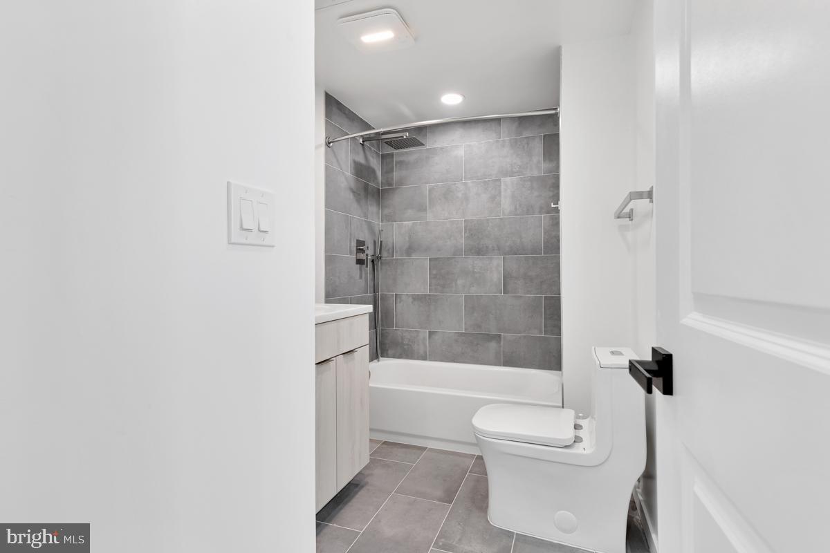 506 H Street Northeast, Unit 401 Washington, DC 20002 - Photo 13 of 19 a bathroom with a toilet and a bathtub