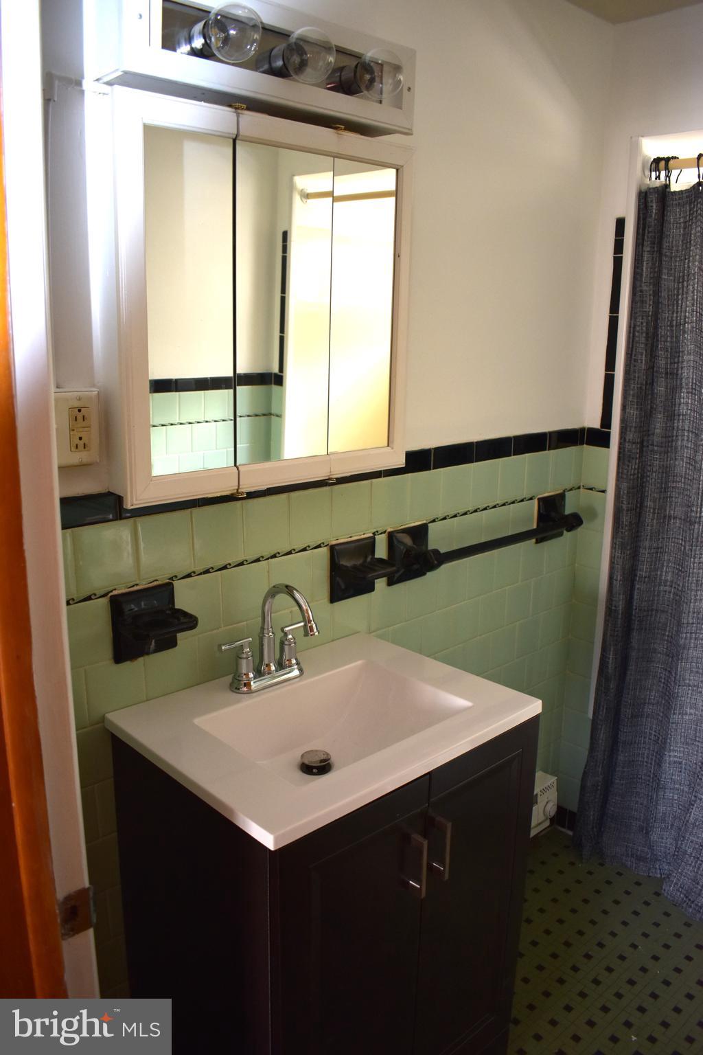 941 North State Street Ephrata, PA 17522 - Photo 22 of 32 Bath 2