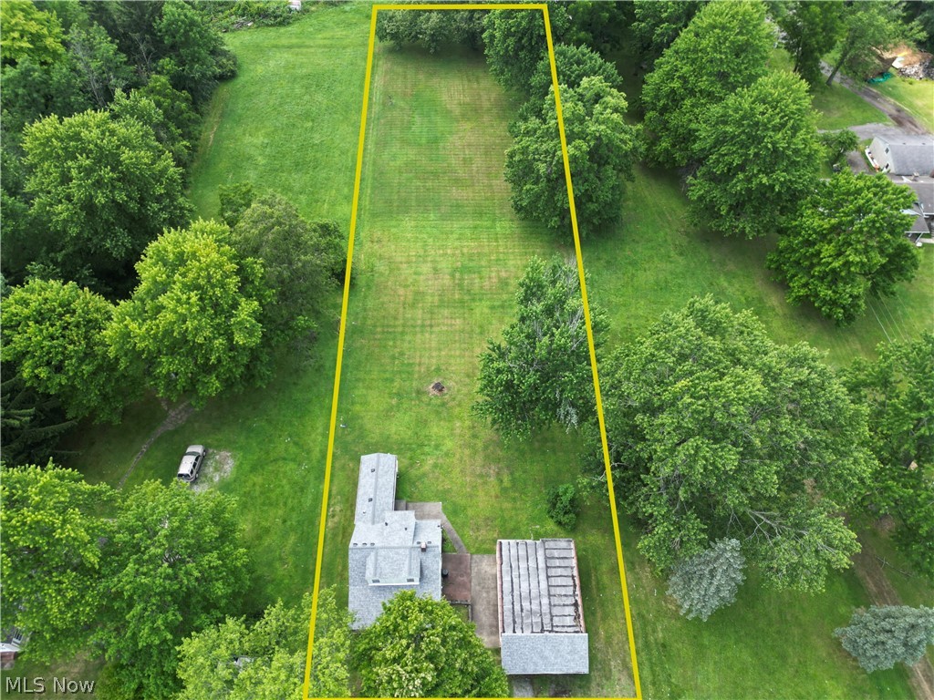 6324 Struthers Road Youngstown, OH 44514 - Photo 14 of 42 Expansive lot featuring a residential structure with a gray shingle roof, surrounded by mature trees and lush green lawns