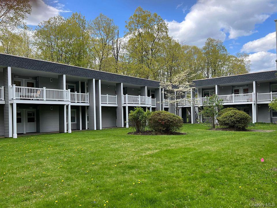 10 Wild Oaks Road, Unit 122 Goldens Bridge, NY 10526 - Photo 10 of 11 Interior landscaped courtyard.