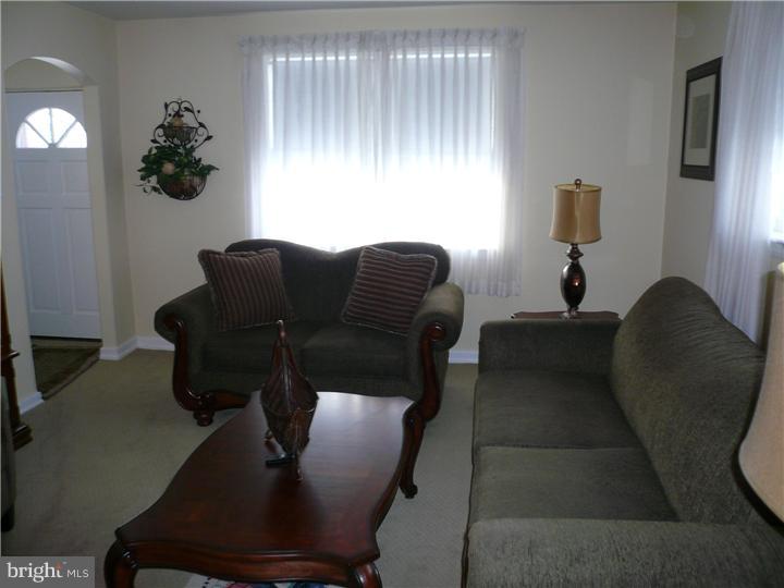 9219 Annapolis Road Philadelphia, PA 19114 - Photo 2 of 11 Living Room