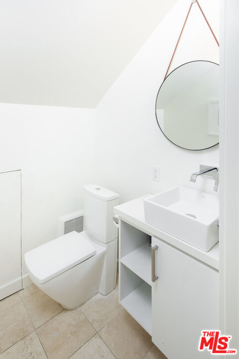 441 North Kings Road Los Angeles, CA 90048 - Photo 15 of 36 a bathroom with a sink toilet and mirror