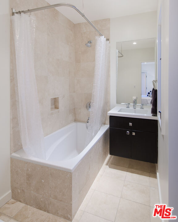 441 North Kings Road Los Angeles, CA 90048 - Photo 19 of 36 a spacious bathroom with a bathtub sink shower and mirror