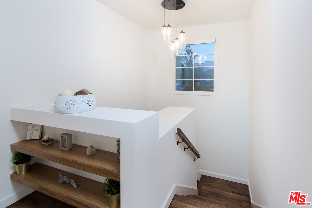 441 North Kings Road Los Angeles, CA 90048 - Photo 20 of 36 a view of workspace with a window