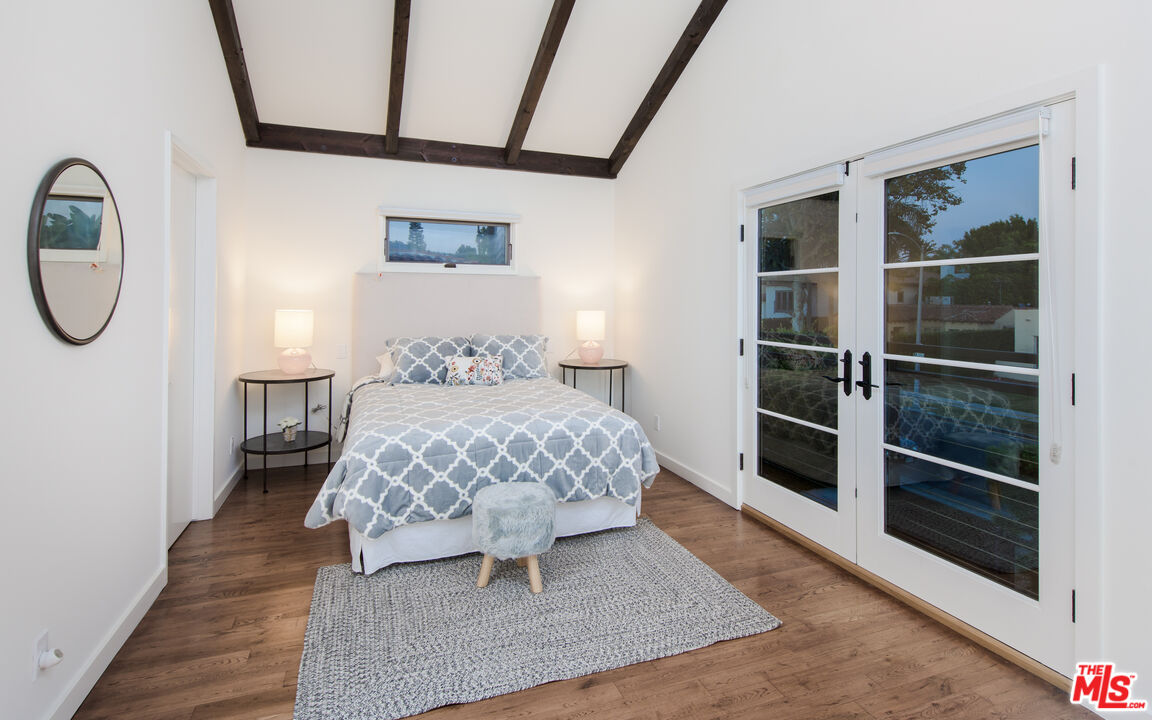 441 North Kings Road Los Angeles, CA 90048 - Photo 21 of 36 a bedroom with a bed and a window