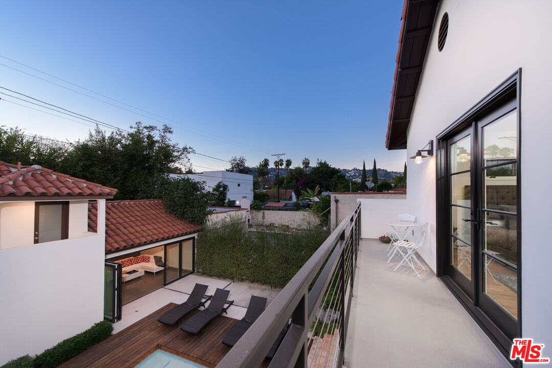 441 North Kings Road Los Angeles, CA 90048 - Photo 28 of 36 a terrace view with sitting space and garden view