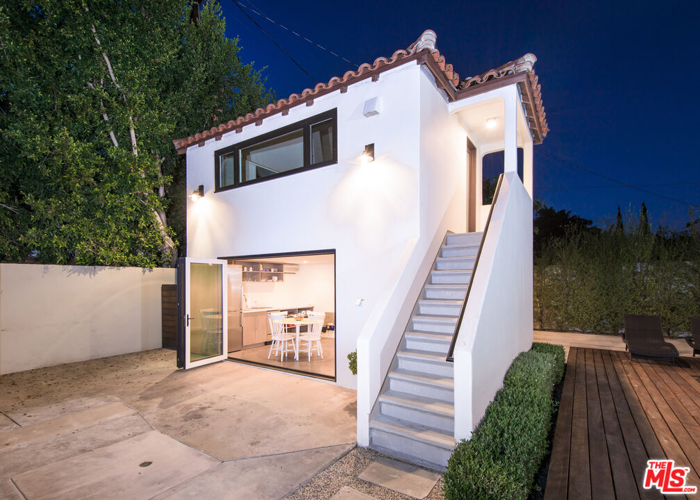 441 North Kings Road Los Angeles, CA 90048 - Photo 35 of 36 a view of a house with a yard