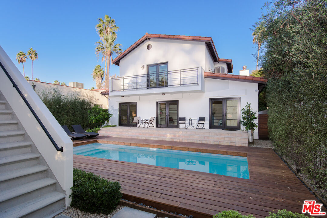 441 North Kings Road Los Angeles, CA 90048 - Photo 36 of 36 a view of a yard in front of house