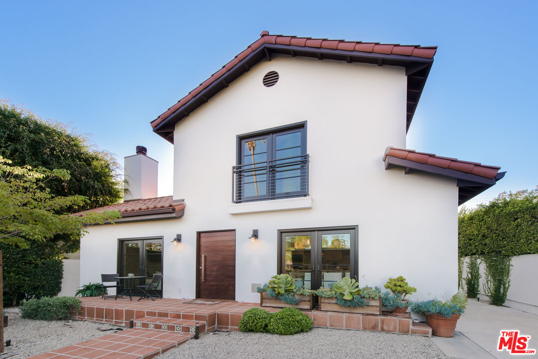 441 North Kings Road Los Angeles, CA 90048 - Photo 8 of 36 a front view of a house with garden