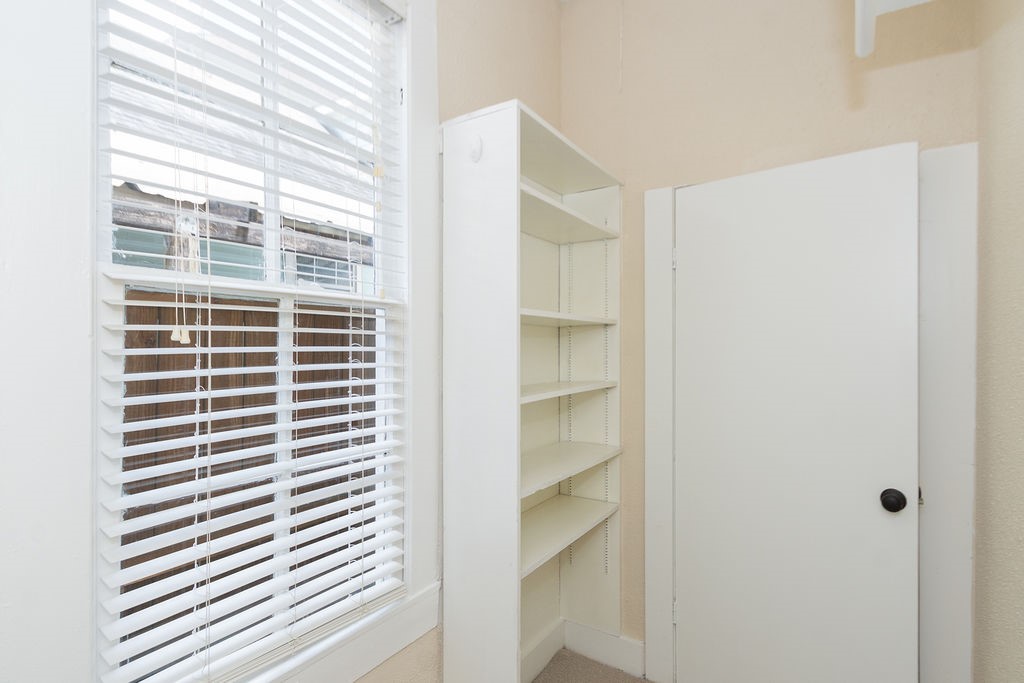3909 Barnes Street Houston, TX 77007 - Photo 12 of 22 Large closets with large windows