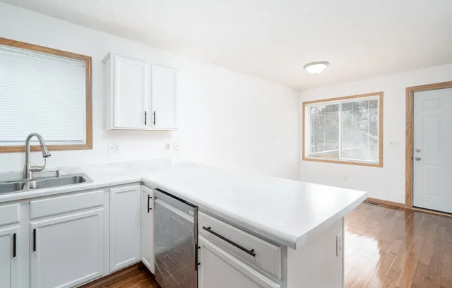 $385,000 | 936 Thomas Avenue West, St. Paul, MN 55104