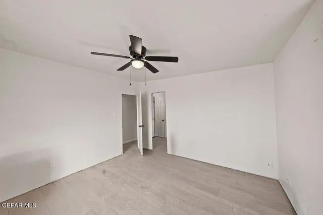 a view of room with ceiling fan