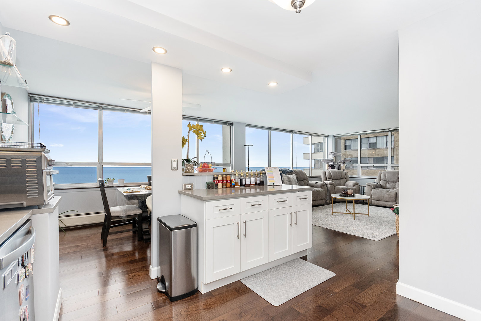 6171 North Sheridan Road, Unit 1012 Chicago, IL 60660 - Photo 5 of 15 Gallery Image 5
