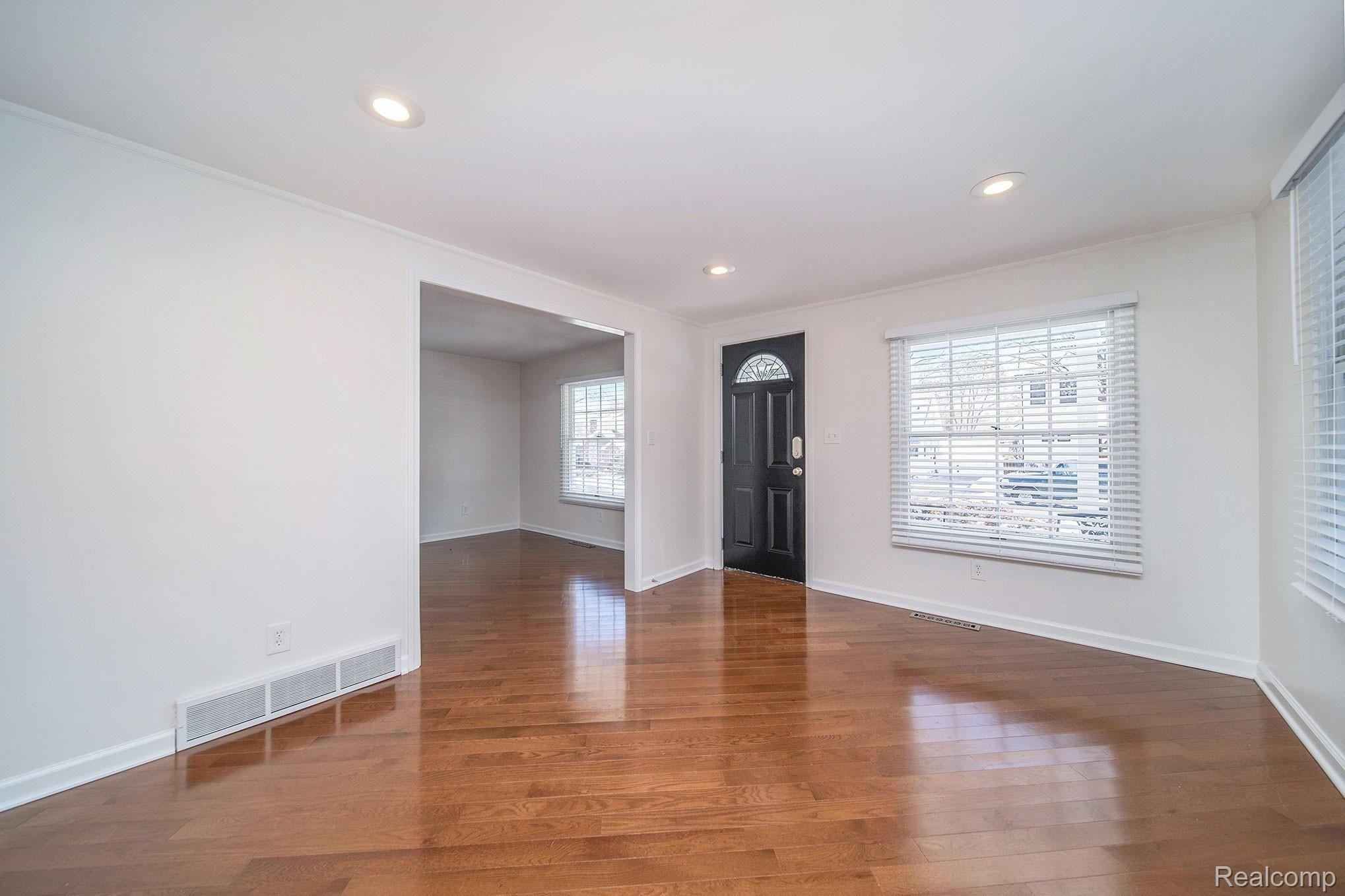 313 North Castell Avenue Rochester, MI 48307 - Photo 10 of 17 313-North-Castell_18.jpg