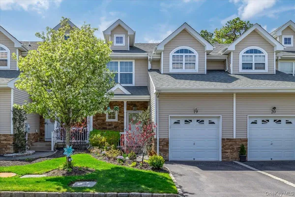 $565,000 | 19 Terrace Lane, Patchogue, NY 11772
