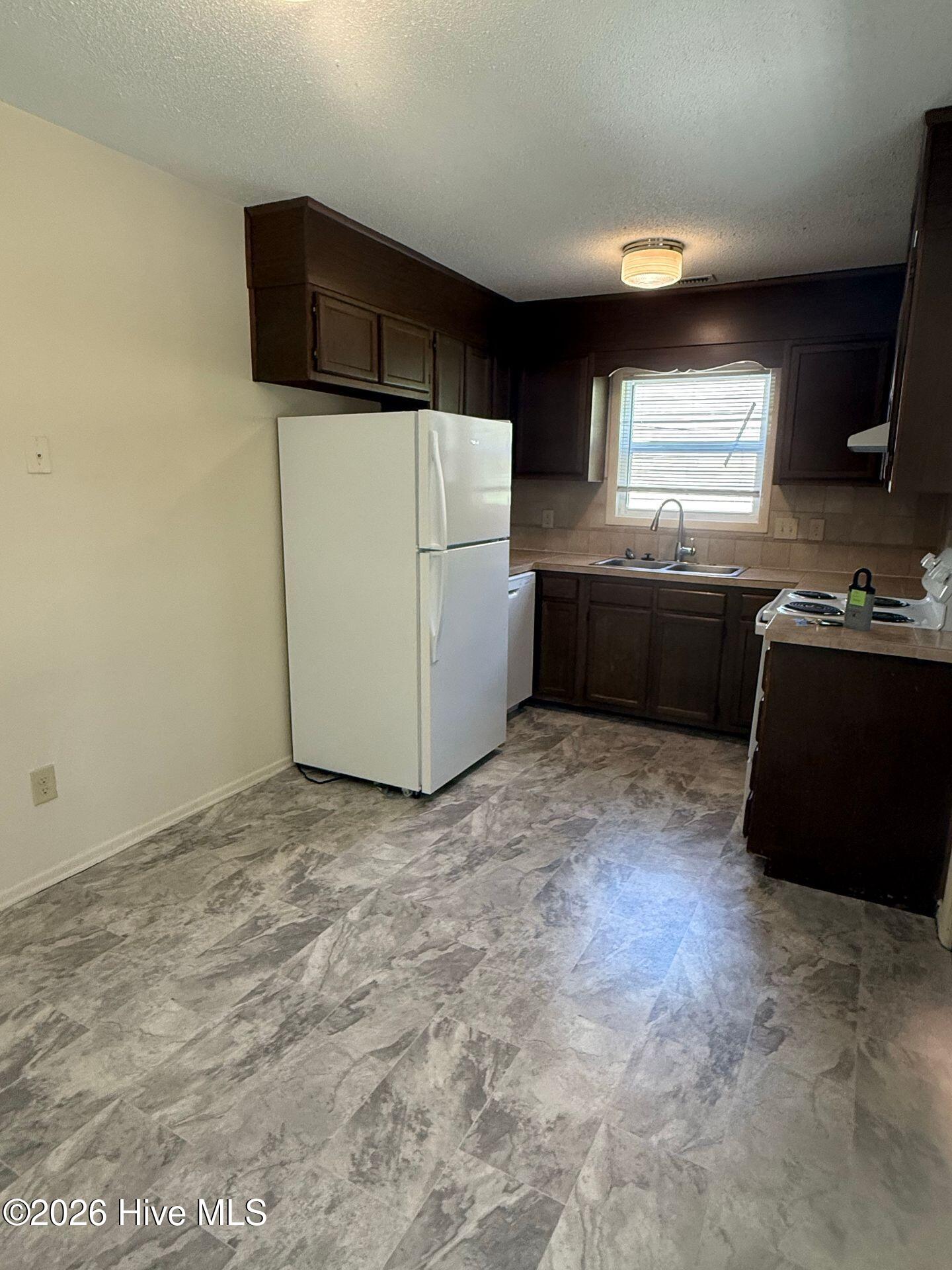 306 Pine Valley Road Jacksonville, NC 28546 - Photo 2 of 8 kitchebn